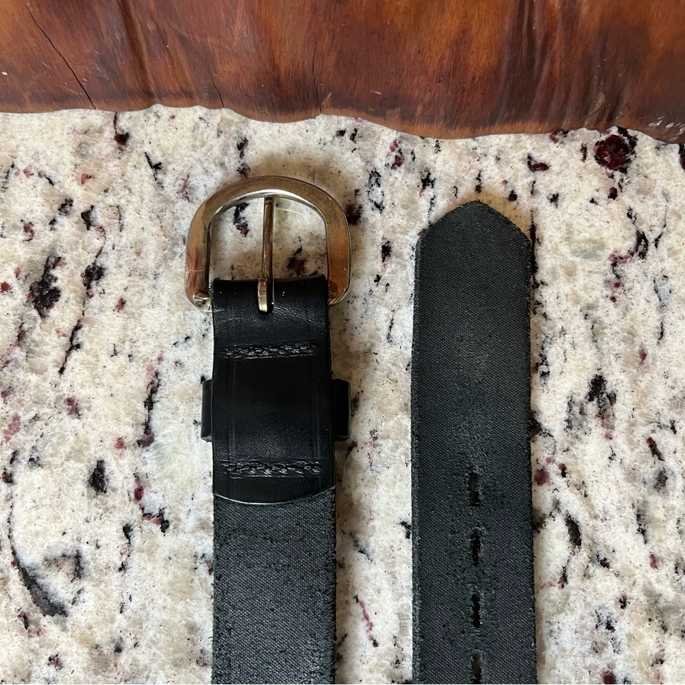 Classic Black Leather Belt with Rounded Silver-Tone Buckle - Picture 4 of 8